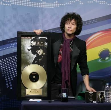 ENRIQUE BUNBURYYa con disco de Oro, 